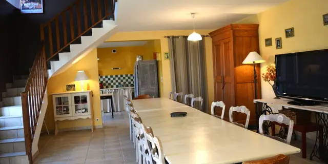 Grande pièce de vie pour vos repas et réunion