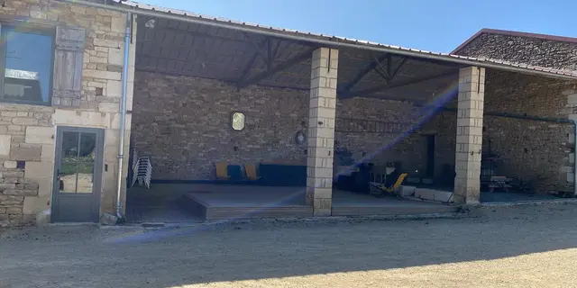 La terrasse de la salle de réception des Logis d'Eglantine