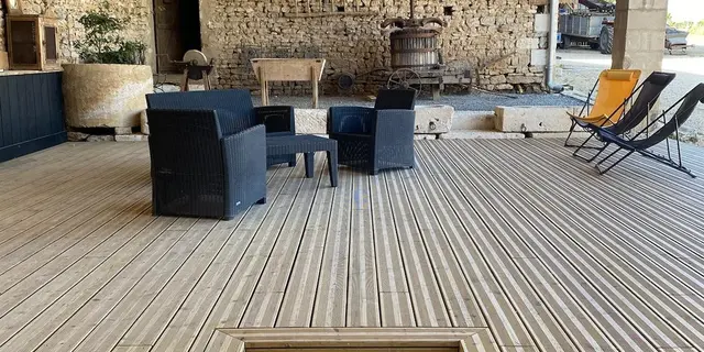 La terrasse de la salle de réception des Logis d'Eglantine