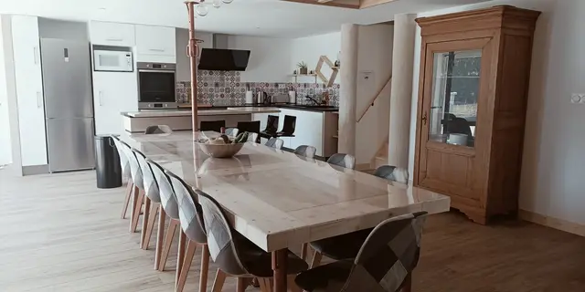 L'espace repas du Hangar de Papi