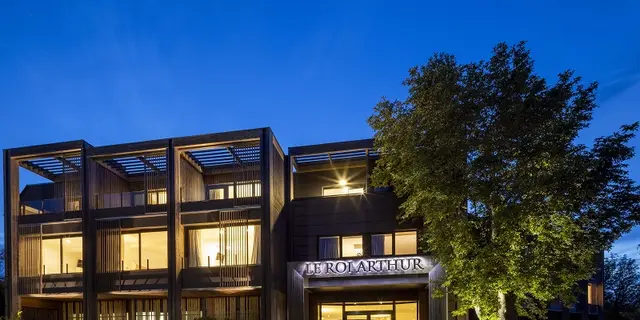 Hotel Spa Roi Arthur - façade - nuit - Ploërmel - lac au Duc - Bretagne