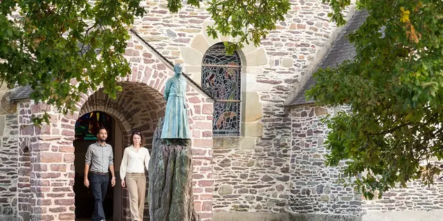 eglise_graal_statue_Abbé_Gillard_Thomazo_Tréhorenteuc_DestinationBrocéliande