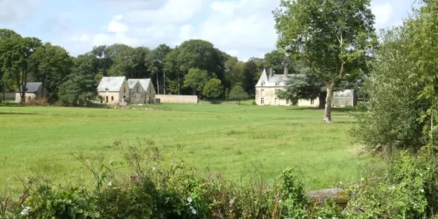 Le château vu de la route_Domaine des Hayes_Maxent