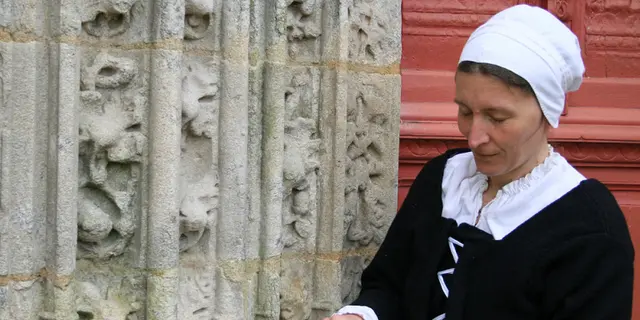 visite_guidée_insolite_costume_ploermel_siecledor_DestinationBroceliande