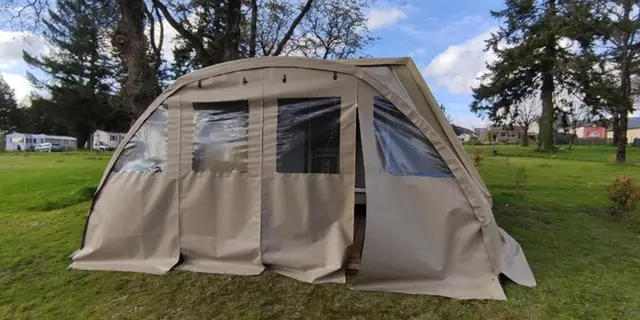 25_15_0843_CampingValFees_CaravaneVintage
