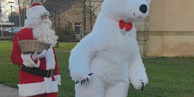 marché de noël - père noël et sa mascotte - Taupont - Morbihan