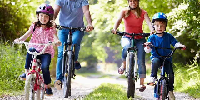 Une famille à vélo