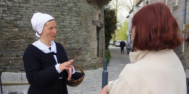 visite_guidée_insolite_costume_ploermel_siecledor_DestinationBroceliande