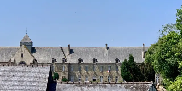 vue-sur-l-abbaye-de-paimpont-maison-des-legendes---1
