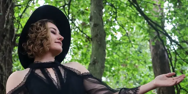 cie_saltimbranques_alice_contes_animations_Concoret_DestinationBrocéliande