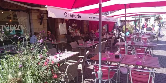 Crêperie Maël trech et sa terrasse en centre-ville de Malestroit - Morbihan - Bretagne