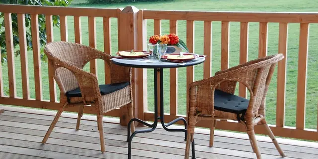 En tête à tête sur la terrasse cabane la bourousais - MAURE DE BRETAGNE