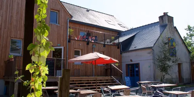 Exterieur-Auberge-du-Champ-Commun