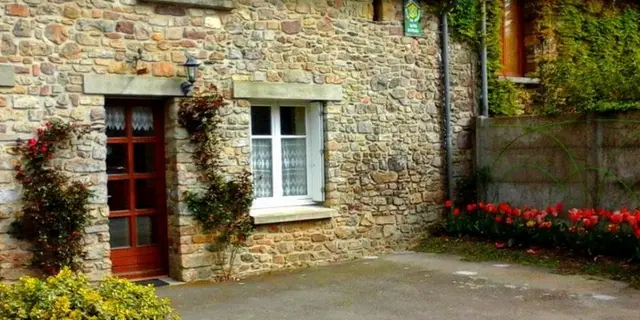 Gîte Nature et Contes_Maxent_Cour fleurie