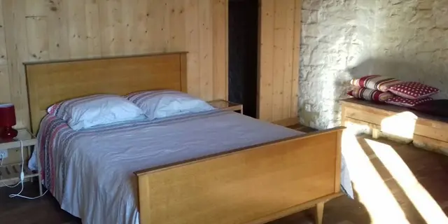 Gite-Ar-Merglet-Maxent-chambre2-avec-dressing-2