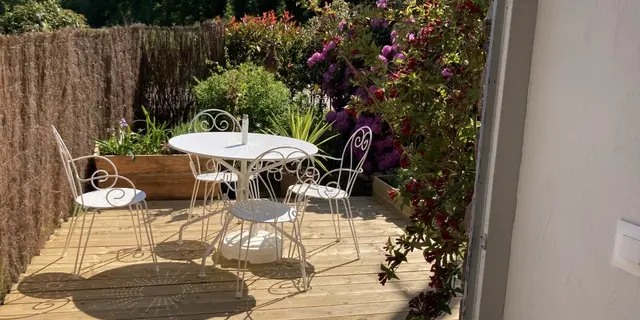 Gîte à la belle étoile_Paimpont_ salon de jardin_vue 2