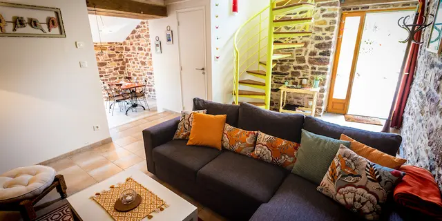 Gite-du-Petit-Peuple-Paimpont-vue-salon-et-cuisine