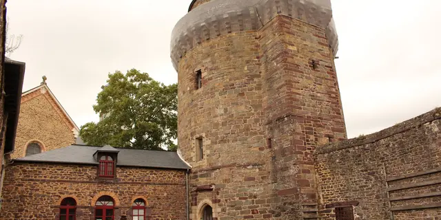 Tour Papegaut Montfort sur Meu Petite Cité de Caractère