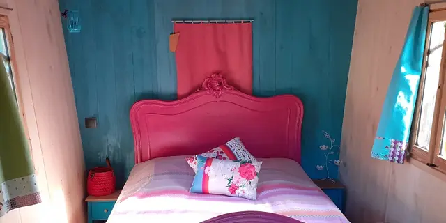 Roulotte gitane des Courtils - intérieur - chambre - Ploërmel - Brocéliande
