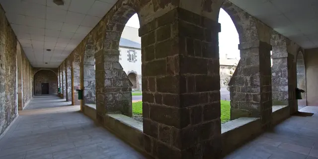 L'Abbaye Saint Jacques de Montfort sur Meu