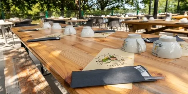 La Fée Gourmande_table extérieure 2022