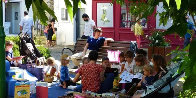 Lectures au Marché-Malestroit-été-2025