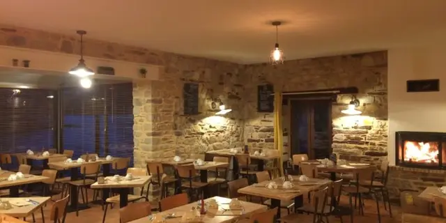 Photo_intérieur_LaFée_Feu-de-cheminée_Vue-lac
