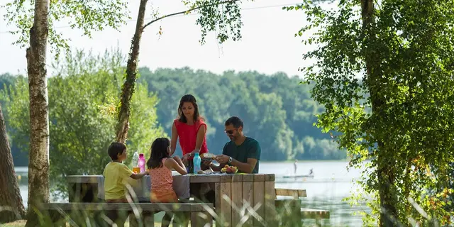 Pique-nique au bord du  lac de Trémelin