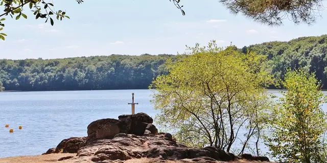 Excalibur au lac de Trémelin