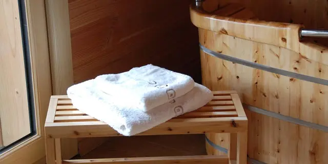 Serviettes de bain sur banc cabane la bourousais - MAURE DE BRETAGNE