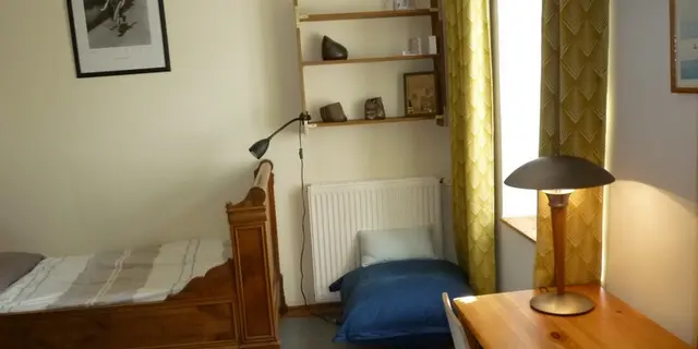 Terre Compagne-chambre etage de la maison - lit 90x180 et coin bureau