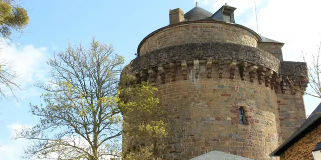 Tour Papegaut Montfort sur Meu Petite Cité de Caractère