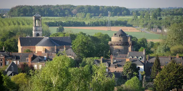 Vue panoramique sur la tour de Papegault et l'Eglise St Louis Marie Grignion - Montfort - ©Office de Tourisme