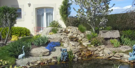 chaveneau - mare dans le jardin