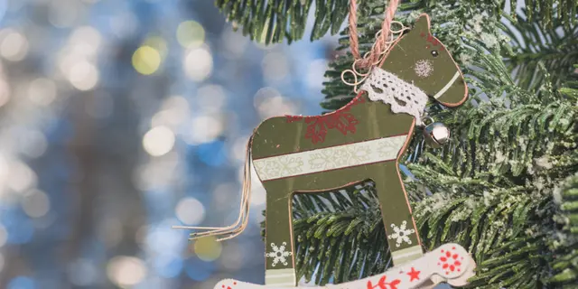 decoration-d-arbre-de-noel-avec-la-forme-de-cheval-close-up-1536x1024