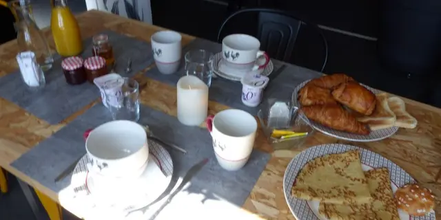 Chambre - hôtes - lits - canal - Josselin - Destination - Brocéliande