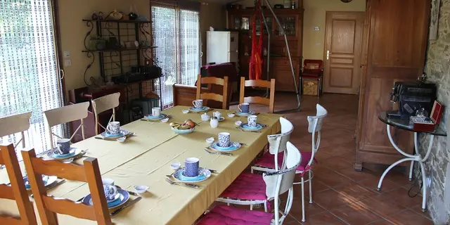 Chambre - hôtes - Figuier Gué - petit déjeuner - Lantillac - Brocéliande