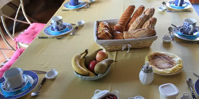 Chambre - hôtes - Figuier Gué - petit déjeuner - Lantillac - Brocéliande