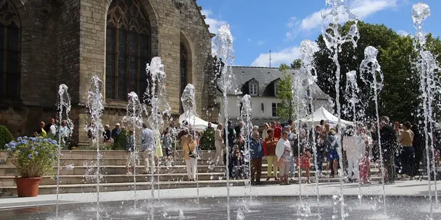 eglise St-Armel - fontaine - été - Ploërmel - Bretagne