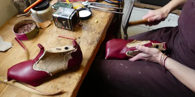 établis et bottière au travail salomé rouge