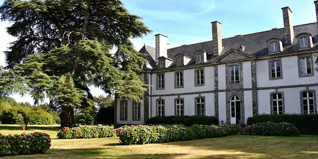 Château de Loyat - façade et jardins arrière - Brocéliande - Bretagne