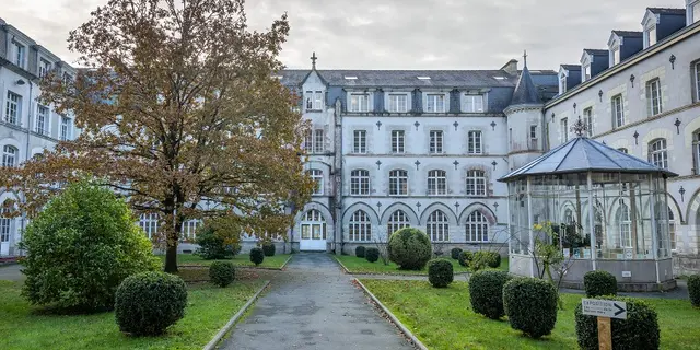 cour de l'horloge astronomique - Ploërmel - bretagne
