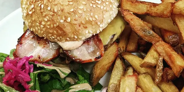 pig's ear pub - micro-brasserie - assiette burger maison - ploërmel