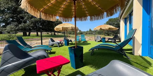 plage extérieure de la piscine