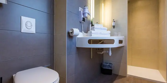 brit hotel L'Hippodrome - salle eau - Ploërmel - Morbihan -  Bretagne
