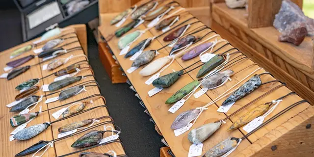 Marché estival artisanal de Tréhorenteuc - Destination Brocéliande