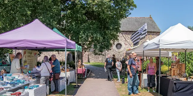Marché estival artisanal de Tréhorenteuc - Destination Brocéliande