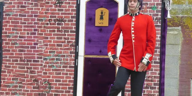 spectacle Guard save the Queen