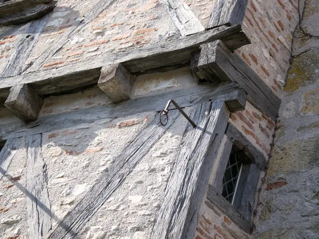 Détail - porte banne sur une façade à Saint-Cirq-Lapopie © Lot Tourisme - C. Novello.jpg