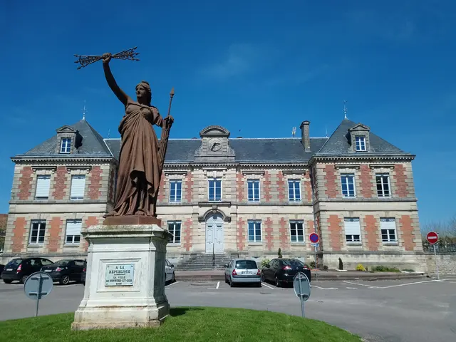 6-Montier2018-palais scolaire et statue republique (2).JPG